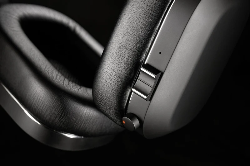 MONDO Over-Ear Black 4